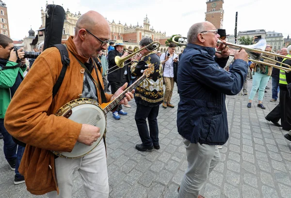  Krakov, Polonya - 1 Temmuz 2018: New Orleans festivale Barbican gelen yaz Caz Festivali'nde Krakow'da Main Square. Polonya