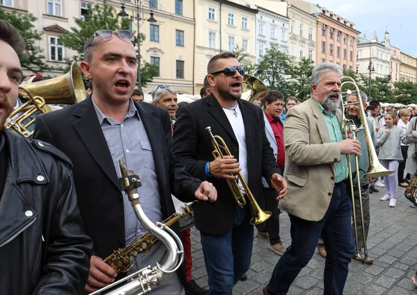  Krakov, Polonya - 1 Temmuz 2018: New Orleans festivale Barbican gelen yaz Caz Festivali'nde Krakow'da Main Square. Polonya
