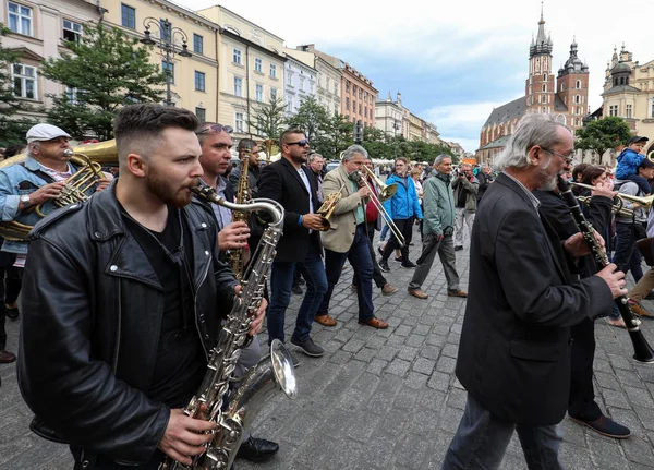  Krakov, Polonya - 1 Temmuz 2018: New Orleans festivale Barbican gelen yaz Caz Festivali'nde Krakow'da Main Square. Polonya