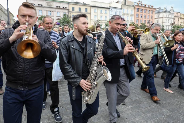  Krakov, Polonya - 1 Temmuz 2018: New Orleans festivale Barbican gelen yaz Caz Festivali'nde Krakow'da Main Square. Polonya