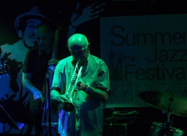 Cracow, Polonya - 3 Temmuz 2018: Adam Kawonczyk Quartet Krakow, yaz Caz Festivali'nde canlı olan 150'den fazla konser ev sahipliği yapacak ve 500'den fazla caz müzisyenleri gerçekleştirecek Festivali 23 baskı