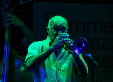 Cracow, Polonya - 3 Temmuz 2018: Adam Kawonczyk Quartet Krakow, yaz Caz Festivali'nde canlı olan 150'den fazla konser ev sahipliği yapacak ve 500'den fazla caz müzisyenleri gerçekleştirecek Festivali 23 baskı