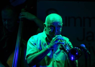 Cracow, Polonya - 3 Temmuz 2018: Adam Kawonczyk Quartet Krakow, yaz Caz Festivali'nde canlı olan 150'den fazla konser ev sahipliği yapacak ve 500'den fazla caz müzisyenleri gerçekleştirecek Festivali 23 baskı