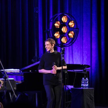 Krakov, Polonya - 26 Nisan 2018: Amerikan caz vokalisti Stacey Kent ile performansını ona eşlik eden dörtlüsü Kijow.Centre sahnede, Krakow, Polonya. Döngüsü - dünya büyük Cracovia Mu tarafından düzenlenen müziği en bir konser olduğunu