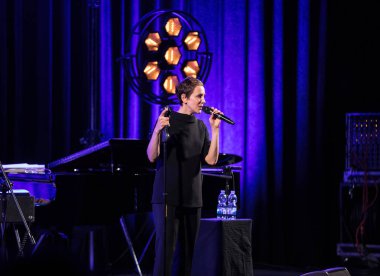 Krakov, Polonya - 26 Nisan 2018: Amerikan caz vokalisti Stacey Kent ile performansını ona eşlik eden dörtlüsü Kijow.Centre sahnede, Krakow, Polonya. Döngüsü - dünya büyük Cracovia Mu tarafından düzenlenen müziği en bir konser olduğunu