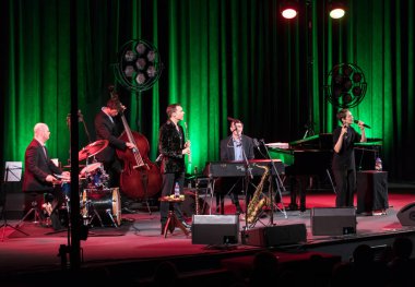 Krakov, Polonya - 26 Nisan 2018: Amerikan caz vokalisti Stacey Kent ile performansını ona eşlik eden dörtlüsü Kijow.Centre sahnede, Krakow, Polonya. Döngüsü - dünya büyük Cracovia Mu tarafından düzenlenen müziği en bir konser olduğunu