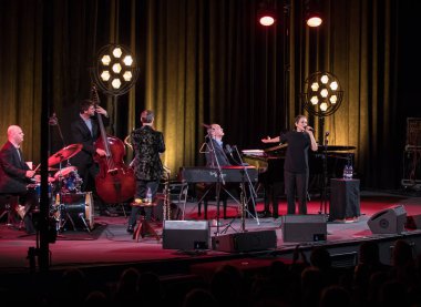 Krakov, Polonya - 26 Nisan 2018: Amerikan caz vokalisti Stacey Kent ile performansını ona eşlik eden dörtlüsü Kijw.Centre sahnede, Krakow, Polonya. 