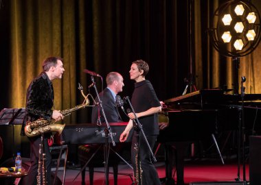 Krakov, Polonya - 26 Nisan 2018: Amerikan caz vokalisti Stacey Kent ile performansını ona eşlik eden dörtlüsü Kijw.Centre sahnede, Krakow, Polonya. 