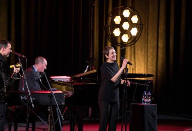 Krakov, Polonya - 26 Nisan 2018: Amerikan caz vokalisti Stacey Kent ile performansını ona eşlik eden dörtlüsü Kijw.Centre sahnede, Krakow, Polonya. 