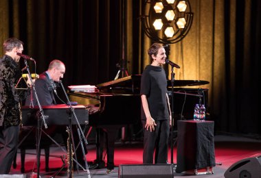 Krakov, Polonya - 26 Nisan 2018: Amerikan caz vokalisti Stacey Kent ile performansını ona eşlik eden dörtlüsü Kijw.Centre sahnede, Krakow, Polonya. 