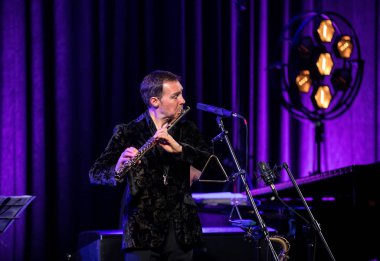 Krakov, Polonya - 26 Nisan 2018: Amerikan caz vokalisti Stacey Kent ile performansını ona eşlik eden dörtlüsü Kijw.Centre sahnede, Krakow, Polonya. 