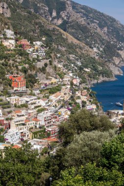 Amalfi kıyısındaki küçük Positano kasabası birçok harika rengi ve teraslı evleriyle, Campania, İtalya.