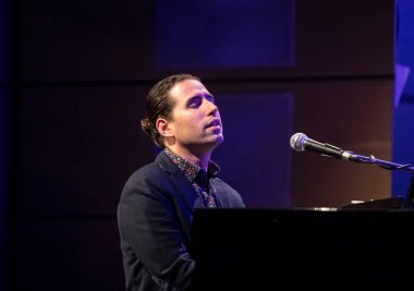 Cracow, Polonya - 27 Haziran 2018: Alfredo Rodriguez üç sahnede canlı Japon Sanatı Müzesi Manggha ve teknoloji yaz Jazz Festivali'nde Krakow'da, 150'den fazla konser ev sahipliği yapacak ve üzerinden gerçekleştirecek Festivali 23 sürümü demek 