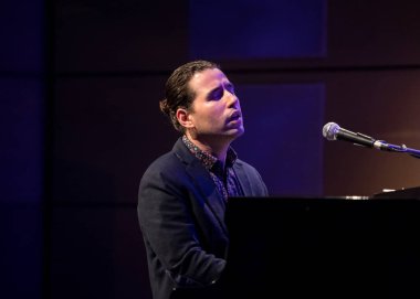 Cracow, Polonya - 27 Haziran 2018: Alfredo Rodriguez üç sahnede canlı Japon Sanatı Müzesi Manggha ve teknoloji yaz Jazz Festivali'nde Krakow'da, 150'den fazla konser ev sahipliği yapacak ve üzerinden gerçekleştirecek Festivali 23 sürümü demek 