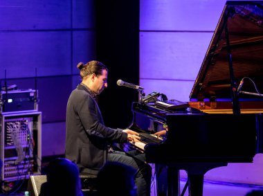 Cracow, Polonya - 27 Haziran 2018: Alfredo Rodriguez üç sahnede canlı Japon Sanatı Müzesi Manggha ve teknoloji yaz Jazz Festivali'nde Krakow'da, 150'den fazla konser ev sahipliği yapacak ve üzerinden gerçekleştirecek Festivali 23 sürümü demek 