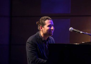 Cracow, Polonya - 27 Haziran 2018: Alfredo Rodriguez üç sahnede canlı Japon Sanatı Müzesi Manggha ve teknoloji yaz Jazz Festivali'nde Krakow'da, 150'den fazla konser ev sahipliği yapacak ve üzerinden gerçekleştirecek Festivali 23 sürümü demek 