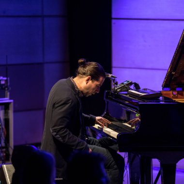 Cracow, Polonya - 27 Haziran 2018: Alfredo Rodriguez üç sahnede canlı Japon Sanatı Müzesi Manggha ve teknoloji yaz Jazz Festivali'nde Krakow'da, 150'den fazla konser ev sahipliği yapacak ve üzerinden gerçekleştirecek Festivali 23 sürümü demek 