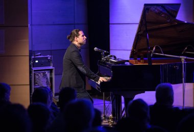 Cracow, Polonya - 27 Haziran 2018: Alfredo Rodriguez üç sahnede canlı Japon Sanatı Müzesi Manggha ve teknoloji yaz Jazz Festivali'nde Krakow'da, 150'den fazla konser ev sahipliği yapacak ve üzerinden gerçekleştirecek Festivali 23 sürümü demek 