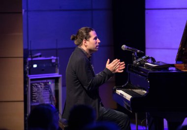 Cracow, Polonya - 27 Haziran 2018: Alfredo Rodriguez üç sahnede canlı Japon Sanatı Müzesi Manggha ve teknoloji yaz Jazz Festivali'nde Krakow'da, 150'den fazla konser ev sahipliği yapacak ve üzerinden gerçekleştirecek Festivali 23 sürümü demek 