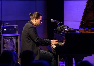 Cracow, Polonya - 27 Haziran 2018: Alfredo Rodriguez üç sahnede canlı Japon Sanatı Müzesi Manggha ve teknoloji yaz Jazz Festivali'nde Krakow'da, 150'den fazla konser ev sahipliği yapacak ve üzerinden gerçekleştirecek Festivali 23 sürümü demek 