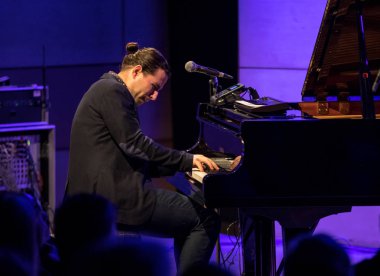Cracow, Polonya - 27 Haziran 2018: Alfredo Rodriguez üç sahnede canlı Japon Sanatı Müzesi Manggha ve teknoloji yaz Jazz Festivali'nde Krakow'da, 150'den fazla konser ev sahipliği yapacak ve üzerinden gerçekleştirecek Festivali 23 sürümü demek 