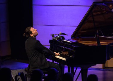 Cracow, Polonya - 27 Haziran 2018: Alfredo Rodriguez üç sahnede canlı Japon Sanatı Müzesi Manggha ve teknoloji yaz Jazz Festivali'nde Krakow'da, 150'den fazla konser ev sahipliği yapacak ve üzerinden gerçekleştirecek Festivali 23 sürümü demek 