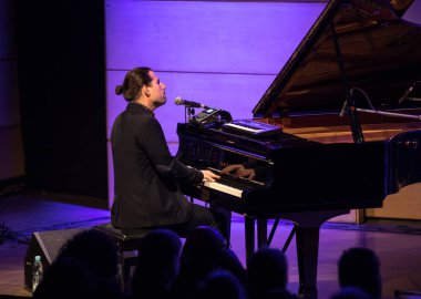 Cracow, Polonya - 27 Haziran 2018: Alfredo Rodriguez üç sahnede canlı Japon Sanatı Müzesi Manggha ve teknoloji yaz Jazz Festivali'nde Krakow'da, 150'den fazla konser ev sahipliği yapacak ve üzerinden gerçekleştirecek Festivali 23 sürümü demek 