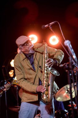 Cracow, Polonya - 28 Haziran 2018: Charles Lloyd ve şaşılacak şey ve Bill Frisell Kijow.Centre yaz Caz Festivali'nde Krakow'da aşaması yaşıyor. Polonya