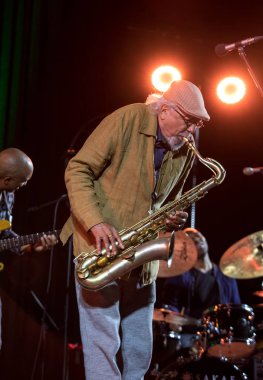 Cracow, Polonya - 28 Haziran 2018: Charles Lloyd ve şaşılacak şey ve Bill Frisell Kijow.Centre yaz Caz Festivali'nde Krakow'da aşaması yaşıyor. Polonya