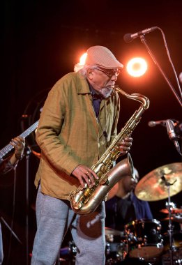 Cracow, Polonya - 28 Haziran 2018: Charles Lloyd ve şaşılacak şey ve Bill Frisell Kijow.Centre yaz Caz Festivali'nde Krakow'da aşaması yaşıyor. Polonya