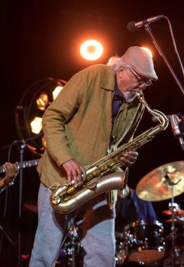 Cracow, Polonya - 28 Haziran 2018: Charles Lloyd ve şaşılacak şey ve Bill Frisell Kijow.Centre yaz Caz Festivali'nde Krakow'da aşaması yaşıyor. Polonya