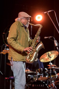 Cracow, Polonya - 28 Haziran 2018: Charles Lloyd ve şaşılacak şey ve Bill Frisell Kijow.Centre yaz Caz Festivali'nde Krakow'da aşaması yaşıyor. Polonya