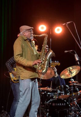 Cracow, Polonya - 28 Haziran 2018: Charles Lloyd ve şaşılacak şey ve Bill Frisell Kijow.Centre yaz Caz Festivali'nde Krakow'da aşaması yaşıyor. Polonya