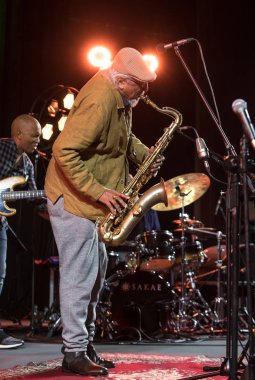 Cracow, Polonya - 28 Haziran 2018: Charles Lloyd ve şaşılacak şey ve Bill Frisell Kijow.Centre yaz Caz Festivali'nde Krakow'da aşaması yaşıyor. Polonya