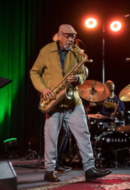 Cracow, Polonya - 28 Haziran 2018: Charles Lloyd ve şaşılacak şey ve Bill Frisell Kijow.Centre yaz Caz Festivali'nde Krakow'da aşaması yaşıyor. Polonya
