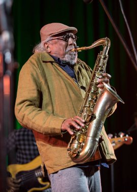 Cracow, Polonya - 28 Haziran 2018: Charles Lloyd ve şaşılacak şey ve Bill Frisell Kijow.Centre yaz Caz Festivali'nde Krakow'da aşaması yaşıyor. Polonya