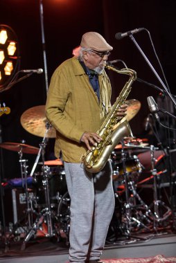 Cracow, Polonya - 28 Haziran 2018: Charles Lloyd ve şaşılacak şey ve Bill Frisell Kijow.Centre yaz Caz Festivali'nde Krakow'da aşaması yaşıyor. Polonya