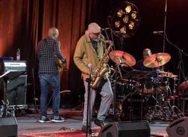 Cracow, Polonya - 28 Haziran 2018: Charles Lloyd ve şaşılacak şey ve Bill Frisell Kijow.Centre yaz Caz Festivali'nde Krakow'da aşaması yaşıyor. Polonya