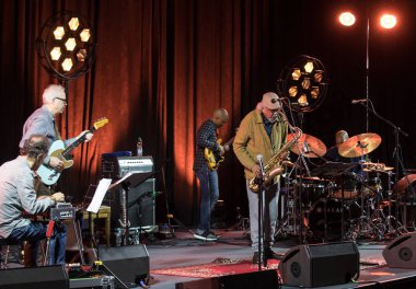 Cracow, Polonya - 28 Haziran 2018: Charles Lloyd ve şaşılacak şey ve Bill Frisell Kijow.Centre yaz Caz Festivali'nde Krakow'da aşaması yaşıyor. Polonya