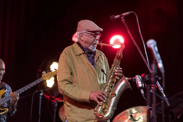 Cracow, Polonya - 28 Haziran 2018: Charles Lloyd ve şaşılacak şey ve Bill Frisell Kijow.Centre yaz Caz Festivali'nde Krakow'da aşaması yaşıyor. Polonya