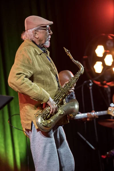 Cracow, Polonya - 28 Haziran 2018: Charles Lloyd ve şaşılacak şey ve Bill Frisell Kijow.Centre yaz Caz Festivali'nde Krakow'da aşaması yaşıyor. Polonya