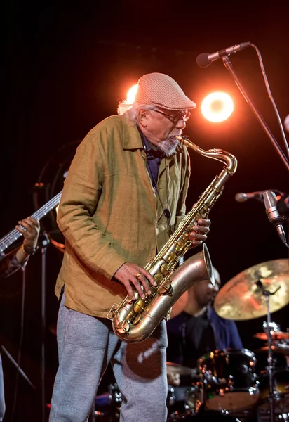 Cracow, Polonya - 28 Haziran 2018: Charles Lloyd ve şaşılacak şey ve Bill Frisell Kijow.Centre yaz Caz Festivali'nde Krakow'da aşaması yaşıyor. Polonya
