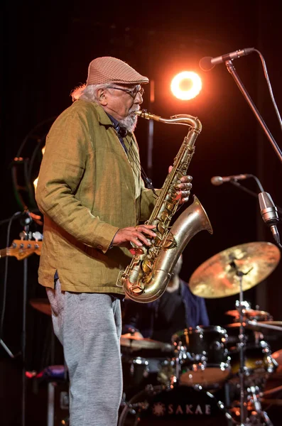 Cracow, Polonya - 28 Haziran 2018: Charles Lloyd ve şaşılacak şey ve Bill Frisell Kijow.Centre yaz Caz Festivali'nde Krakow'da aşaması yaşıyor. Polonya