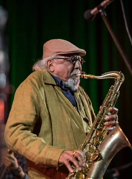 Cracow, Polonya - 28 Haziran 2018: Charles Lloyd ve şaşılacak şey ve Bill Frisell Kijow.Centre yaz Caz Festivali'nde Krakow'da aşaması yaşıyor. Polonya