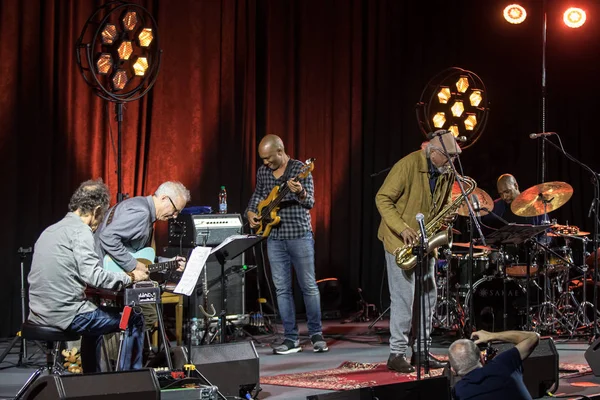 Cracow, Polonya - 28 Haziran 2018: Charles Lloyd ve şaşılacak şey ve Bill Frisell Kijow.Centre yaz Caz Festivali'nde Krakow'da aşaması yaşıyor. Polonya