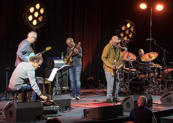 Cracow, Polonya - 28 Haziran 2018: Charles Lloyd ve şaşılacak şey ve Bill Frisell Kijow.Centre yaz Caz Festivali'nde Krakow'da aşaması yaşıyor. Polonya