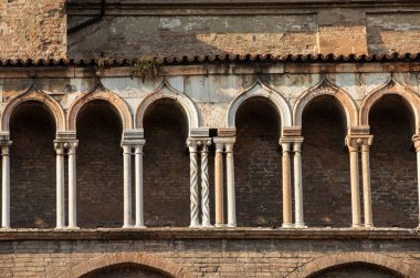  Ferrara Katedrali 'nin yan duvarı, Basilica Cattedrale di San Giorgio, Ferrara, İtalya 