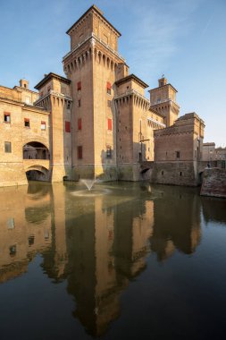 Ferrara, İtalya - 10 Haziran 2017: 14. yüzyıldan kalma dört kuleli kale, Ferrara, Emilia-Romagna, İtalya