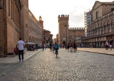 Ferrara, İtalya - 10 Haziran 2017: Via Trento Trieste Ferrara, Ferrara tarihi merkezi, Italy.Square, vatandaşlık ve turistlerin buluşma yeri