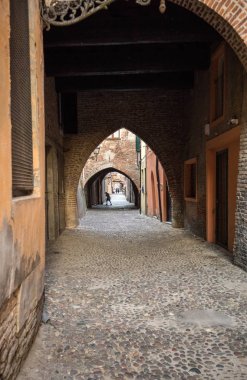 Ferrara, İtalya - 10 Haziran 2017: Via delle Ferrara Volte Ortaçağ çeyreğinde. Emilia-Romagna. İtalya. 